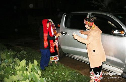 Rước dâu lúc nửa đêm là tục lệ lâu đời của người Thái ở huyện Con Cuông (Nghệ An). Dẫu vậy thì ngày nay, tục lệ đã mang sắc màu mới. Đó là vẫn rước dâu trong đêm nhưng đã có xe hoa, xe máy, sự kiện trọng đại này ở những bản người Thái vùng cao. Trong ảnh là lễ rước dâu lúc nửa đêm của một đám cưới ở bản Đình, xã Chi Khê (Con Cuông). Ảnh: Hữu Vi Như lệ thường, ông bà mối là nhân vật quan trọng của lễ cưới. Họ đóng vai trò là "trọng tài" trong những cuộc thương thuyết xin dâu ở nhà gái. Về sau, ông bà mối được đôi vợ chồng trẻ xem như cha mẹ đẻ. Trong ảnh là người phụ nữ tên An - người được gia đình chú rể chọn làm bà mối cho đám cưới ở bản Đình, xã Chi Khê (Con Cuông). Ảnh: Hữu Vi Khi nghe tiếng chiêng vang lên từ ngoài bản báo hiệu cô dâu đã ở rất gần, đoàn nhà trai thắp đuốc ra rước vào nhà. Ảnh: Hữu Vi Khi xe hoa tắt máy, mở cửa, bà mối đã bật ứng dụng đèn pin trên điện thoại để chàng rể và nàng dâu nhìn rõ đường và dắt nhau vào nhà. Ảnh: Hữu Vi Nắm tay con dâu, dẫn vào buồng cưới là cử chỉ thân thương của mẹ chồng trong đêm đón rước. Ảnh: Hữu Vi Trong một đám cưới khác ở cùng bản, cô dâu trước khi bước lên cầu thang được gia đình nhà chồng làm nghi thức "rửa chân". Đây cũng là tục lệ truyền đời của cộng đồng người Thái ở huyện Con Cuông. Ảnh: Hữu Vi Đôi tân lang, tân nương cùng một cặp bạn trẻ ăn chung bữa cơm trước khi động phòng. Ảnh: Hữu Vi Rước dâu lúc nửa đêm là tục lệ lâu đời của người Thái ở huyện Con Cuông (Nghệ An). Dẫu vậy thì ngày nay, tục lệ đã mang sắc màu mới. Đó là vẫn rước dâu trong đêm nhưng đã có xe hoa, xe máy, sự kiện trọng đại này ở những bản người Thái vùng cao. Trong ảnh là lễ rước dâu lúc nửa đêm của một đám cưới ở bản Đình, xã Chi Khê (Con Cuông). Ảnh: Hữu Vi Như lệ thường, ông bà mối là nhân vật quan trọng của lễ cưới. Họ đóng vai trò là "trọng tài" trong những cuộc thương thuyết xin dâu ở nhà gái. Về sau, ông bà mối được đôi vợ chồng trẻ xem như cha mẹ đẻ. Trong ảnh là người phụ nữ tên An - người được gia đình chú rể chọn làm bà mối cho đám cưới ở bản Đình, xã Chi Khê (Con Cuông). Ảnh: Hữu Vi Khi nghe tiếng chiêng vang lên từ ngoài bản báo hiệu cô dâu đã ở rất gần, đoàn nhà trai thắp đuốc ra rước vào nhà. Ảnh: Hữu Vi Khi xe hoa tắt máy, mở cửa, bà mối đã bật ứng dụng đèn pin trên điện thoại để chàng rể và nàng dâu nhìn rõ đường và dắt nhau vào nhà. Ảnh: Hữu Vi Nắm tay con dâu, dẫn vào buồng cưới là cử chỉ thân thương của mẹ chồng trong đêm đón rước. Ảnh: Hữu Vi Trong một đám cưới khác ở cùng bản, cô dâu trước khi bước lên cầu thang được gia đình nhà chồng làm nghi thức "rửa chân". Đây cũng là tục lệ truyền đời của cộng đồng người Thái ở huyện Con Cuông. Ảnh: Hữu Vi Đôi tân lang, tân nương cùng một cặp bạn trẻ ăn chung bữa cơm trước khi động phòng. Ảnh: Hữu Vi