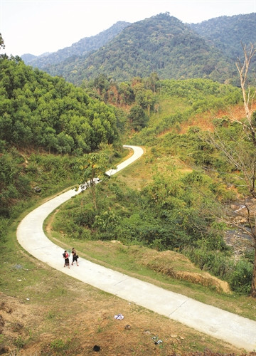 Bằng nhiều nguồn vốn, từ năm 2010 đến nay, huyện A Lưới đã đầu tư trên 300 tỷ đồng để xây mới và nâng cấp , cải tạo kết cấu hạ tầng giao thông nông thôn