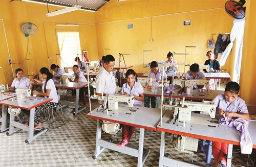 Dạy nghề may cho thanh niên, phụ nữ nghèo là đồng bào dân tộc
