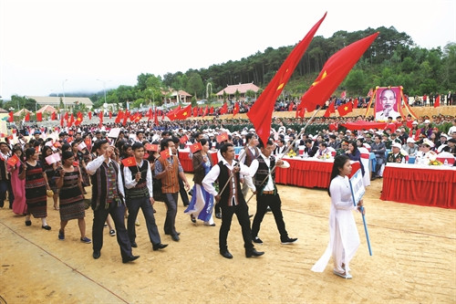 Đồng bào các dân tộc trong huyện tham dự Lễ kỷ niệm 40 năm ngày thành lập huyện A Lưới (3/3/1976-3/3/2016)