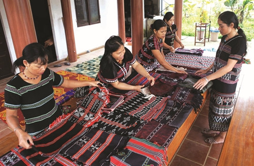 Đồng bào các dân tộc ở huyện A Lưới luôn gắn bó với nghề dệt truyền thống