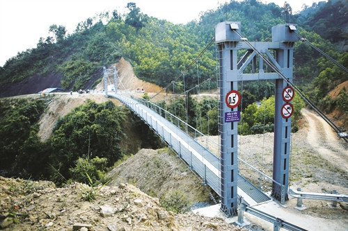 Cầu treo dân sinh A Vầu, xã Hồng Kim vừa được đưa vào sử dụng