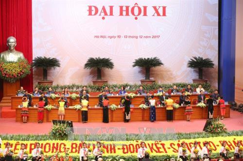 Các cháu thiếu nhi Thủ đô tặng hoa chúc mừng lãnh đạo Đảng, Nhà nước dự Đại hội. Ảnh: TTXVN Các cháu thiếu nhi Thủ đô tặng hoa chúc mừng lãnh đạo Đảng, Nhà nước dự Đại hội. Ảnh: TTXVN