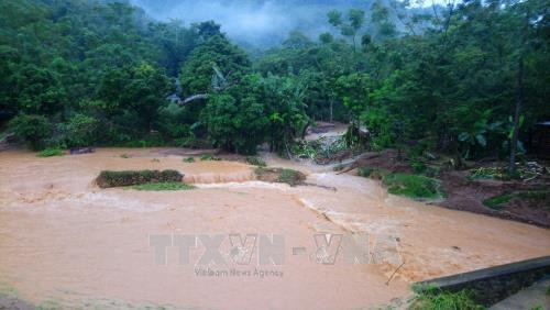 Nhiều tuyến đường giao thông trên địa bàn tỉnh Hòa Bình bị sạt lở, công trình hạ tầng, thủy lợi đều ngập úng cục bộ, hư hỏng nặng. Ảnh: Nhan Sinh - TTXVN Nhiều tuyến đường giao thông trên địa bàn tỉnh Hòa Bình bị sạt lở, công trình hạ tầng, thủy lợi đều ngập úng cục bộ, hư hỏng nặng. Ảnh: Nhan Sinh - TTXVN