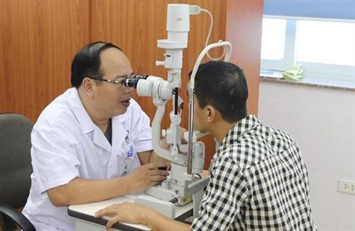 Chuyên gia y tế hướng dẫn cách phòng bệnh về mắt trong mùa hè ảnh 1