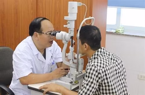 Chuyên gia y tế hướng dẫn cách phòng bệnh về mắt trong mùa hè ảnh 1