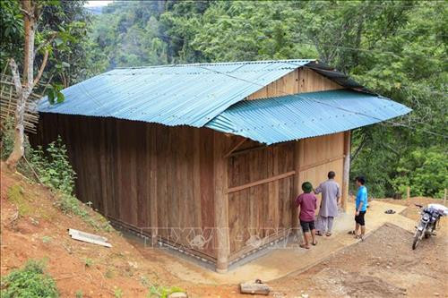 Căn nhà mới kiên cố của gia đình chị Lò Thị Soong ở bản Tin Tốc, xã Mường Lói. Ảnh : Xuân Tư – TTXVN Căn nhà mới kiên cố của gia đình chị Lò Thị Soong ở bản Tin Tốc, xã Mường Lói. Ảnh : Xuân Tư – TTXVN