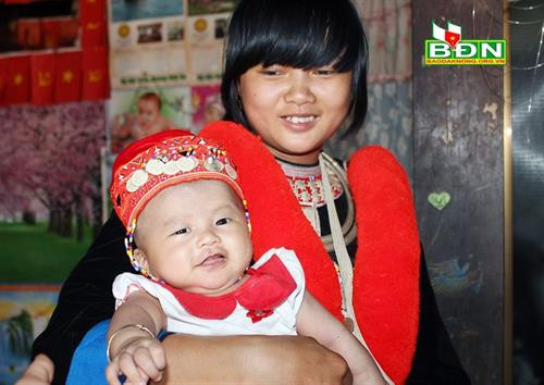 Trẻ em Dao đội mũ đính kèm nhiều bạc trắng để tránh gió, cầu sức khỏe Trẻ em Dao đội mũ đính kèm nhiều bạc trắng để tránh gió, cầu sức khỏe