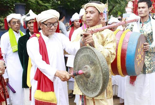 Chức sắc người Chăm đánh chiêng bắt đầu nghi thức đi rước y trang tại lễ hội. Ảnh: Nguyễn Thành – TTXVN Chức sắc người Chăm đánh chiêng bắt đầu nghi thức đi rước y trang tại lễ hội. Ảnh: Nguyễn Thành – TTXVN