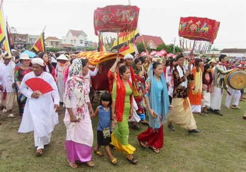 Đoàn rước y trang tại lễ hội. Ảnh: Nguyễn Thành – TTXVN Đoàn rước y trang tại lễ hội. Ảnh: Nguyễn Thành – TTXVN