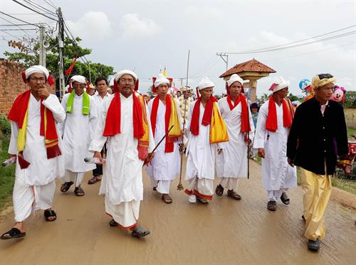 Các chức sắc người Chăm đi rước y trang tại lễ hội. Ảnh: Nguyễn Thành – TTXVN Các chức sắc người Chăm đi rước y trang tại lễ hội. Ảnh: Nguyễn Thành – TTXVN