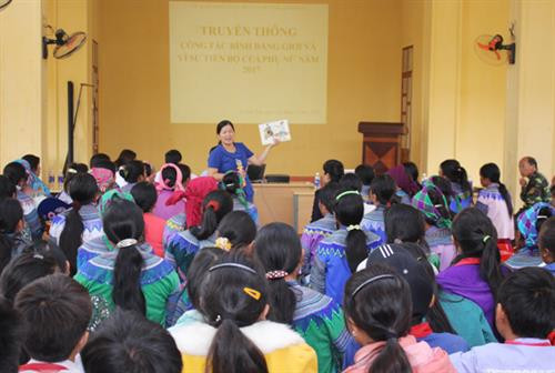 Truyền thông công tác bình đẳng giới và vì sự tiến bộ của phụ nữ cho nhân dân 2 xã La Pán Tẩn và Cao Sơn (Lào Cai) . Ảnh: Nguồn baolaocai.vn Truyền thông công tác bình đẳng giới và vì sự tiến bộ của phụ nữ cho nhân dân 2 xã La Pán Tẩn và Cao Sơn (Lào Cai) . Ảnh: Nguồn baolaocai.vn