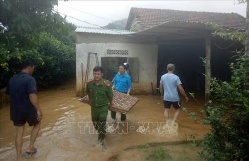 Lực lượng chức năng hỗ trợ người dân thôn Xuân Thượng di dời đồ đạc, tài sản đến nơi an toàn. Ảnh: Nguyễn Dũng – TTXVN Lực lượng chức năng hỗ trợ người dân thôn Xuân Thượng di dời đồ đạc, tài sản đến nơi an toàn. Ảnh: Nguyễn Dũng – TTXVN