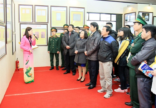 Khách tham quan Triển lãm. Ảnh: Thái Thuần - TTXVN