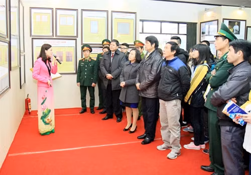 Khách tham quan Triển lãm. Ảnh: Thái Thuần - TTXVN