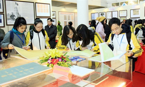 Đông đảo các bạn trẻ đến với triển lãm. Ảnh: Thái Thuần - TTXVN