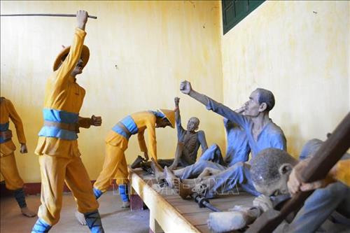 Mô tả cảnh tra tấn tù nhân tại Di tích Quốc gia đặc biệt Nhà đày Buôn Ma Thuột. Ảnh: Tuấn Anh - TTXVN Mô tả cảnh tra tấn tù nhân tại Di tích Quốc gia đặc biệt Nhà đày Buôn Ma Thuột. Ảnh: Tuấn Anh - TTXVN