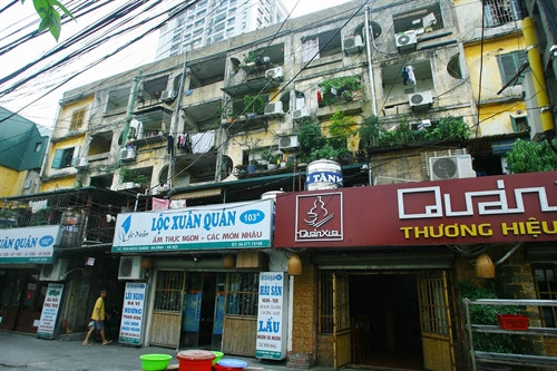 Đơn nguyên 1, nhà A tập thể Ngọc Khánh đã xuống cấp nguy hiểm.