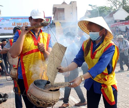 Trò chơi vừa đi vừa nướng bánh đa tại Lễ hội Đền Cờn. Ảnh: Tá Chuyên – TTXVN Trò chơi vừa đi vừa nướng bánh đa tại Lễ hội Đền Cờn. Ảnh: Tá Chuyên – TTXVN