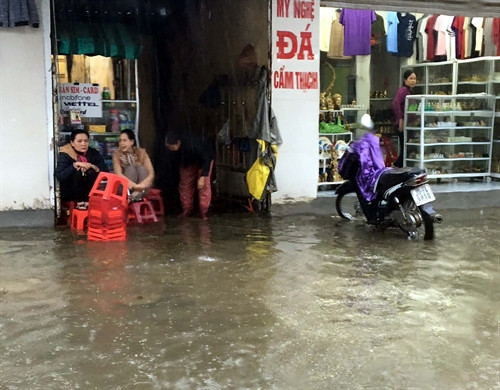 Cảnh ngập lụt ở thành phố Huế do mưa to kéo dài (ảnh chụp 17h chiều 3/12). Ảnh: Quốc Việt – TTXVN Cảnh ngập lụt ở thành phố Huế do mưa to kéo dài (ảnh chụp 17h chiều 3/12). Ảnh: Quốc Việt – TTXVN