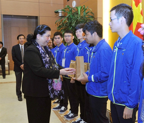 Phó Chủ tịch Quốc hội Tòng Thị Phóng tặng quà lưu niệm cho các học sinh. Ảnh: Phương Hoa – TTXVN