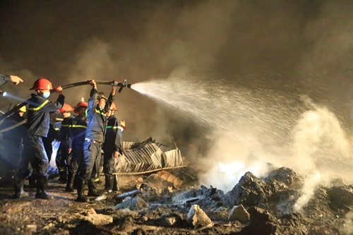 Cảnh sát chữa cháy tiếp tục dập tàn, không để lửa bùng phát lại. Ảnh: Doãn Tấn- TTXVN Cảnh sát chữa cháy tiếp tục dập tàn, không để lửa bùng phát lại. Ảnh: Doãn Tấn- TTXVN