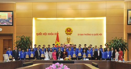 Phó Chủ tịch Quốc hội Tòng Thị Phóng với các học sinh tiêu biểu. Ảnh: Phương Hoa – TTXVN