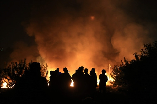 Lửa bùng cháy dữ dội tại xưởng sản xuất đồ nhựa ở phố Đại Linh, quận Nam Từ Liêm, Hà Nội, tối 2/12. Ảnh: Doãn Tấn- TTXVN Lửa bùng cháy dữ dội tại xưởng sản xuất đồ nhựa ở phố Đại Linh, quận Nam Từ Liêm, Hà Nội, tối 2/12. Ảnh: Doãn Tấn- TTXVN