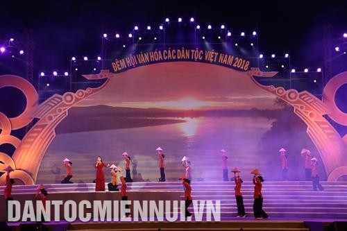 Tiết mục văn nghệ tham gia biểu diễn tại đêm hội. Ảnh: Nam Sương