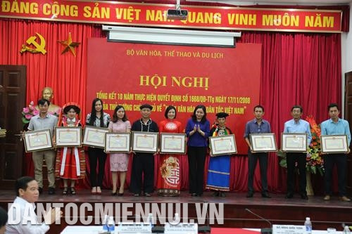 Bà Trịnh Thị Thủy, Thứ trưởng Bộ Văn hóa, Thể thao và Du lịch trao Bằng khen cho các cá nhân. Ảnh: Nam Sương