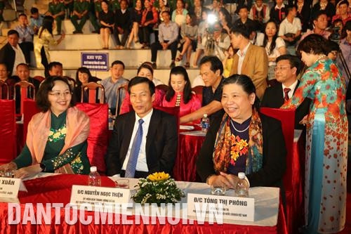 Đồng chí Tòng Thị Phóng, Ủy viên Bộ Chính trị, Phó Chủ tịch Thường trực Quốc hội và các đại biểu tham dự đêm hội. Ảnh: Nam Sương