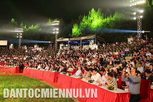 Đông đảo bà con, đồng bào dân tộc, khán giả háo hức thưởng thức các tiết mục văn nghệ đặc sắc chào mừng Ngày Văn hóa các dân tộc Việt Nam 2018. Ảnh: Nam Sương