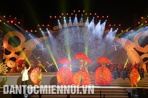 Tiết mục văn nghệ tại đêm hội. Ảnh: Nam Sương