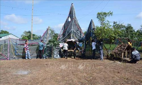 Giáo dân 2 buôn Dlung 1A và Dlung 1B, phường Thống Nhất, thị xã Buôn Hồ thuộc giáo họ Vinh Ân, giáo xứ Vinh Đức tập trung trang trí cho hang đá chung của giáo họ ở trung tâm buôn. Ảnh: Hoài Thu - TTXVN Giáo dân 2 buôn Dlung 1A và Dlung 1B, phường Thống Nhất, thị xã Buôn Hồ thuộc giáo họ Vinh Ân, giáo xứ Vinh Đức tập trung trang trí cho hang đá chung của giáo họ ở trung tâm buôn. Ảnh: Hoài Thu - TTXVN