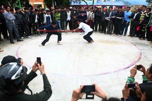 Thi đấu đẩy gậy trong ngày hội Tết. Thi đấu đẩy gậy trong ngày hội Tết.