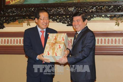 Chủ tịch UBND thành phố Hồ Chí Minh Nguyễn Thành Phong tặng quà lưu niệm Chủ tịch Đảng Hàn Quốc Tự do Hàn Quốc ông Hong Joon pyo. Ảnh: Thanh Vũ-TTXVN