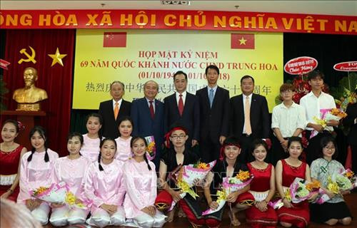 Ông Huỳnh Minh Thiện (hàng sau, thứ 2 từ trái sáng), Chủ tịch Liên hiệp các tổ chức hữu nghị Thành phố và ông Ngô Tuấn (hàng sau, thứ 3 từ trái sang), Tổng lãnh sự nước CHND Trung Hoa tại Thành phố Hồ Chí Minh, chụp ảnh lưu niệm cùng các nghệ sỹ biểu diễn chào mừng trong buổi họp mặt. Ảnh: Xuân Khu-TTXVN
