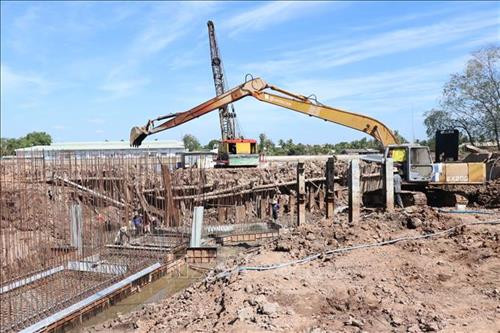 Một công trình thủy lợi ứng phó hạn mặn. Ảnh: Huỳnh Phúc Hậu - TTXVN Một công trình thủy lợi ứng phó hạn mặn. Ảnh: Huỳnh Phúc Hậu - TTXVN