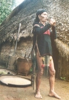 Nhạc cụ bằng tre, nứa rất phong phú về chủng loại và phổ biến trong các dân tộc tại Trường sơn Tây nguyên. Người nghệ sĩ M'nông đang cất lên tiếng nhạc rừng thiết tha, réo rắt qua ống sáo dọc 5 lỗ. Nhạc cụ bằng tre, nứa rất phong phú về chủng loại và phổ biến trong các dân tộc tại Trường sơn Tây nguyên. Người nghệ sĩ M'nông đang cất lên tiếng nhạc rừng thiết tha, réo rắt qua ống sáo dọc 5 lỗ.