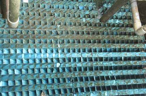 Tấm lắng lamella với các lỗ nghiêng 60 độ phát huy hiệu quả trong việc lọc và lắng cặn kết tủa. Tấm lắng lamella với các lỗ nghiêng 60 độ phát huy hiệu quả trong việc lọc và lắng cặn kết tủa.
