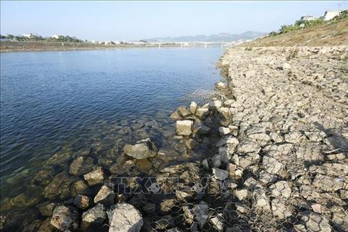 Phía hạ lưu thủy điện Hòa Bình trơ đá ở hai bên bờ sông. Ảnh: Trọng Đạt - TTXVN Phía hạ lưu thủy điện Hòa Bình trơ đá ở hai bên bờ sông. Ảnh: Trọng Đạt - TTXVN