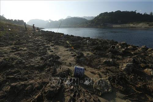 Phía hạ lưu thủy điện Hòa Bình trơ đá ở hai bên bờ sông. Ảnh: Trọng Đạt - TTXVN Phía hạ lưu thủy điện Hòa Bình trơ đá ở hai bên bờ sông. Ảnh: Trọng Đạt - TTXVN