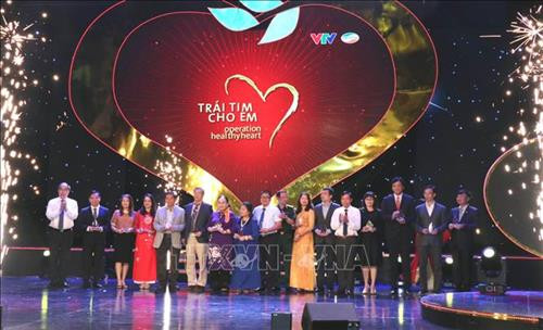 Tặng Kỷ niệm chương cho một số nhà hảo tâm đã tích cực tham gia Chương trình "Trái tim cho em". Ảnh: Xuân Khu-TTXVN Tặng Kỷ niệm chương cho một số nhà hảo tâm đã tích cực tham gia Chương trình "Trái tim cho em". Ảnh: Xuân Khu-TTXVN