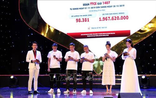Các đại sứ Trái tim cho em 2020 nhắn tin ủng hộ Chương trình "Trái tim cho em". Ảnh: Xuân Khu-TTXVN Các đại sứ Trái tim cho em 2020 nhắn tin ủng hộ Chương trình "Trái tim cho em". Ảnh: Xuân Khu-TTXVN