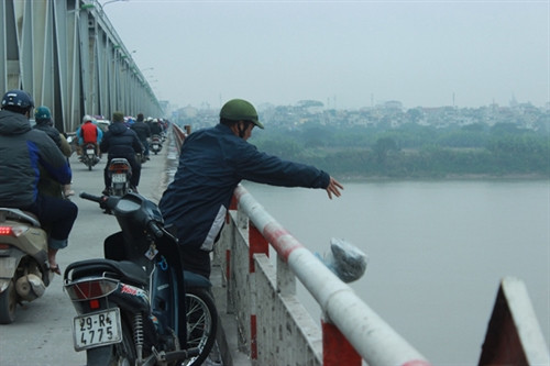 Tết ông Công ông Táo, lại chuyện xả rác sông Hồng ảnh 8