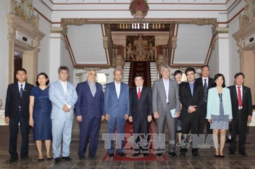 Chủ tịch UBND Thành phố Hồ Chí Minh Nguyễn Thành Phong tiếp ông Gholam Hossein Shafei, Chủ tịch Phòng Thương mại, Công nghiệp, Mỏ và Nông nghiệp Iran cùng đoàn doanh nghiệp Iran đang có chuyến thăm và làm việc tại Việt Nam. Ảnh: Thanh Vũ - TTXVN