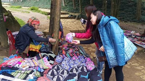 Thổ cẩm - một trong những sản phẩm du lịch đặc trưng của tỉnh Lào Cai Thổ cẩm - một trong những sản phẩm du lịch đặc trưng của tỉnh Lào Cai