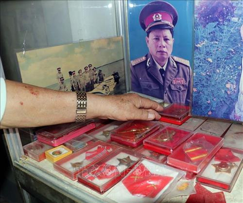 Những tấm Huân chương mà Đại tá Tám Tính luôn trân trọng, gìn giữ. Ảnh: Huỳnh Thế Anh - TTXVN Những tấm Huân chương mà Đại tá Tám Tính luôn trân trọng, gìn giữ. Ảnh: Huỳnh Thế Anh - TTXVN