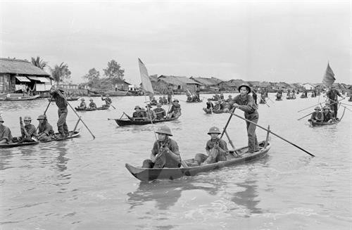 Bộ đội địa phương thị xã Cà Mau tiến vào giải phóng thị xã. Ảnh: TTXVN Bộ đội địa phương thị xã Cà Mau tiến vào giải phóng thị xã. Ảnh: TTXVN