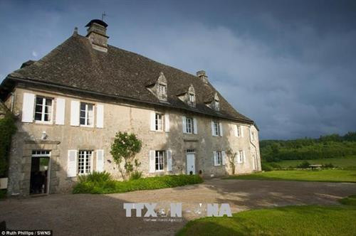 Lâu đài Chateau de Cautine nằm tại tỉnh Dordogne, Tây Nam nước Pháp trong khuôn viên rộng 14 ha và có bể bơi. Lâu đài có 9 phòng ngủ và được trang bị nội thất đầy đủ. Ảnh: Daily Mail/ TTXVN Lâu đài Chateau de Cautine nằm tại tỉnh Dordogne, Tây Nam nước Pháp trong khuôn viên rộng 14 ha và có bể bơi. Lâu đài có 9 phòng ngủ và được trang bị nội thất đầy đủ. Ảnh: Daily Mail/ TTXVN